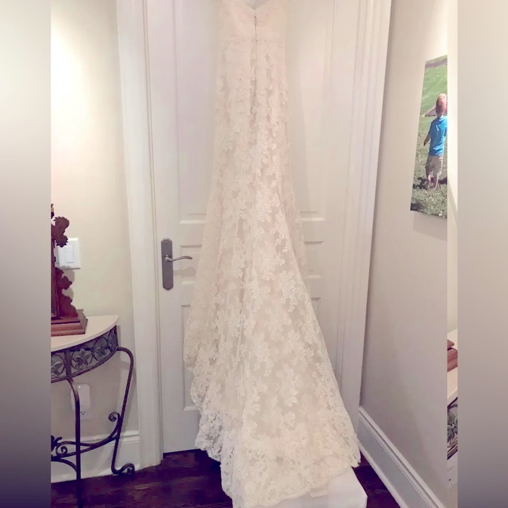 Vera Wang Lace Strapless Wedding Gown - Picture 6 of 10